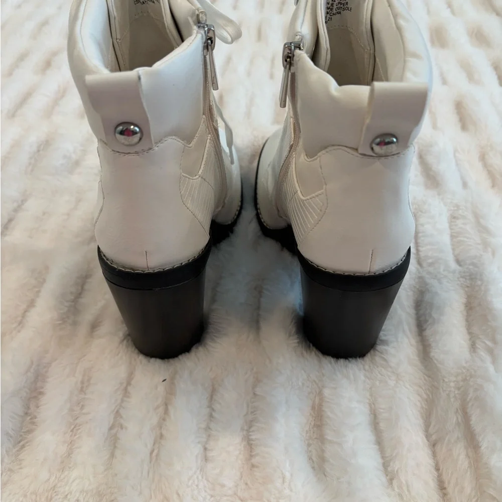 BCBGeneration's 'Paxin' ankle booties bright white Size 9/40 - Picture 4 of 7
